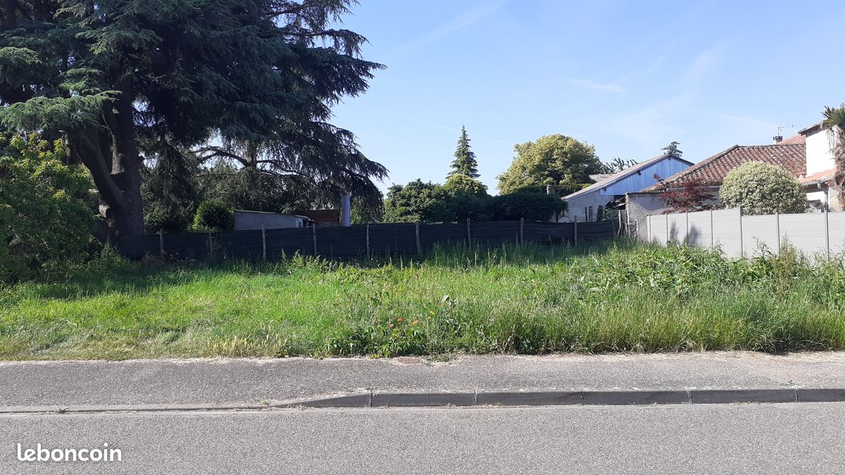 Terrain constructible à vendre 400m² à POMMEVIC 4 rue Jacques PERES · 40 000 €