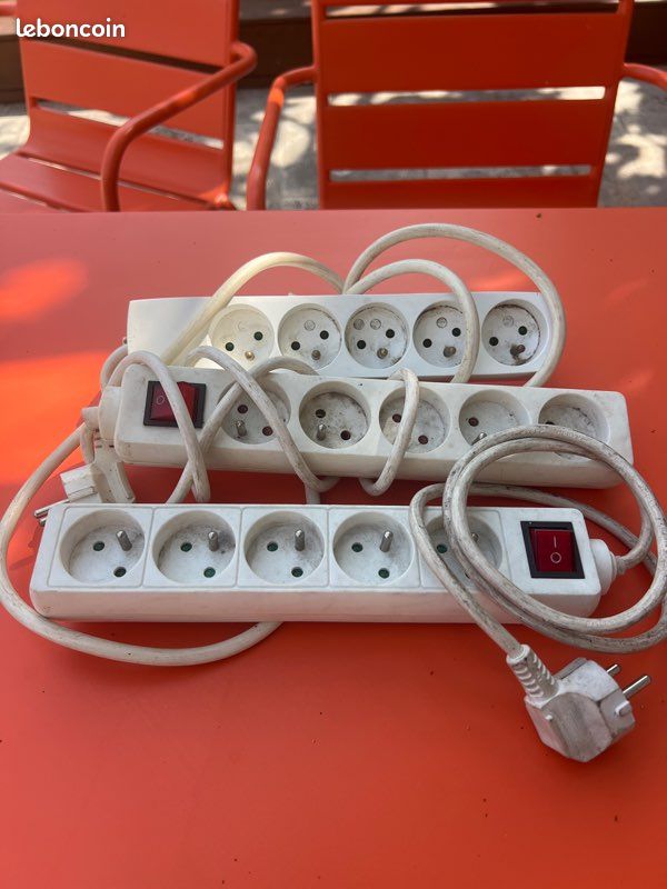 Lot de 3 multiprises à 5 entrées pas de livraison merci (image 1)