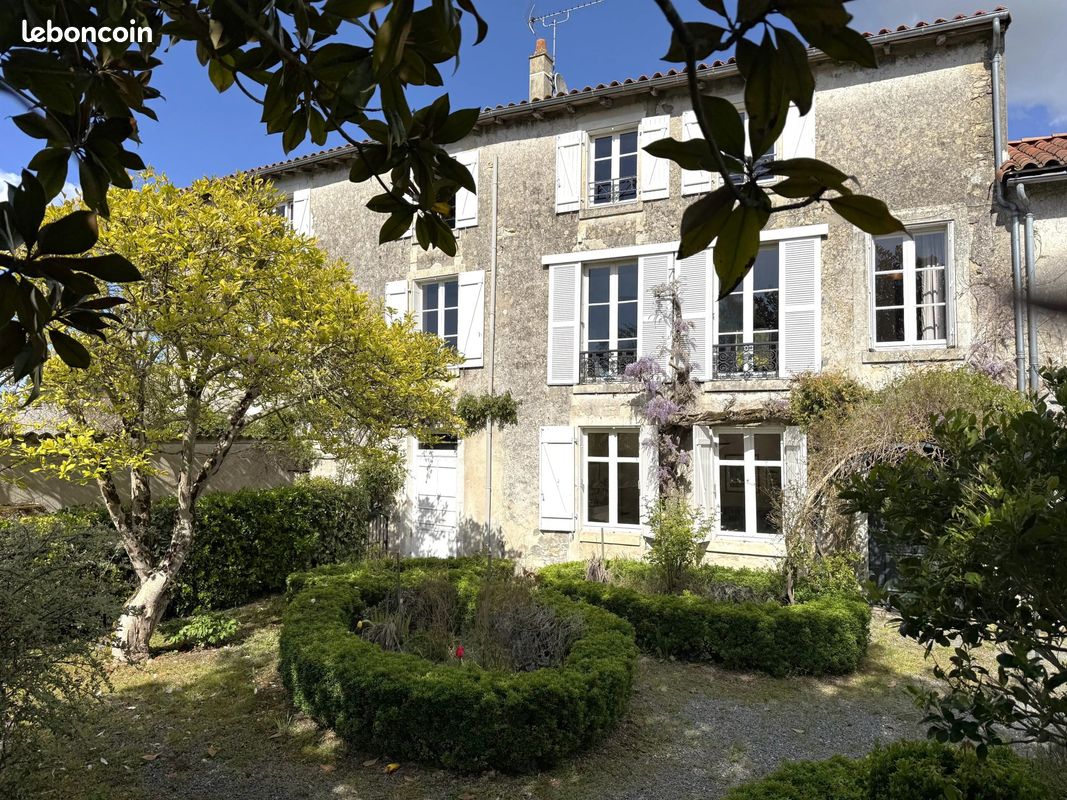 Maison 10 pièces 204 m² · à La Mothe-Saint-Héray · 204 m² · 274 500 €