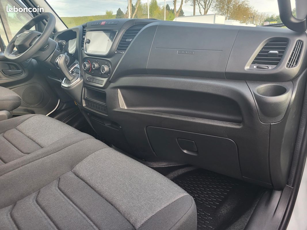 IVECO DAILY 35C18 HA8 PACK COMFORT + PACK CONSTRUCTION SIMPLE CABINE BENNE et COFFRE 03 PLACES comme NEUF avec BOITE AUTO + CAMÉRA + MOTEUR 3 LITRES + SUSPENSION RENFORCÉE ( Prix de Vente 49 990 HT ) (image 13)