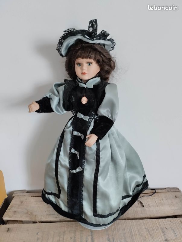 Poupées anciennes de costume - France