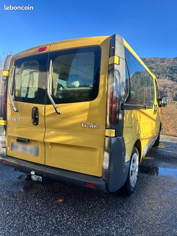 RENAULT Trafic II 1L9 dCi 100cv 85 000Km (d’origine) 9 places (image 3)