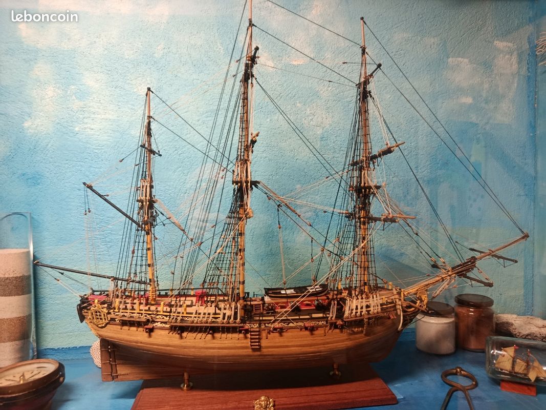 Maquette de bateau voilier en bois de pin style méditerranéen Maquette de bateau voilier en bois de pin style méditerranéen