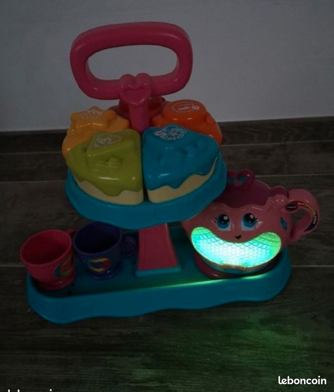 VTech - Mon Service à Thé Magique, Théière Musicale et Lumineuse, Cuisine Enfant, Dinette Interactive, 9 Pièces et Accessoires de Jeu, Cadeau Enfant de 1 an à 4 Ans - Contenu en VTech - Mon Service à Thé Magique, Théière Musicale et Lumineuse, Cuisine Enfant, Dinette Interactive, 9 Pièces et Accessoires de Jeu, Cadeau Enfant de 1 an à 4 Ans - Contenu en