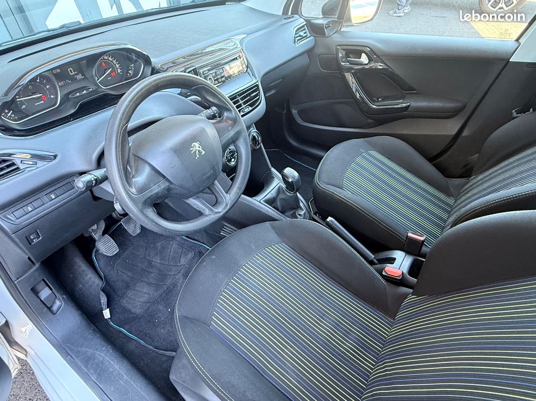 Peugeot 208 1.6 bluehdi 75ch premium (image 5)
