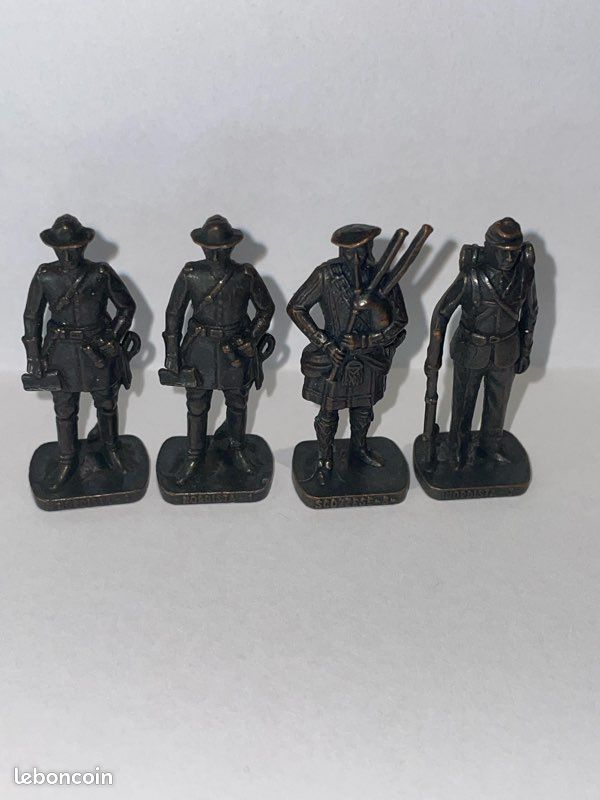 Lot de soldats en fer plusieurs sorte de personnages collection kinder 1980/90