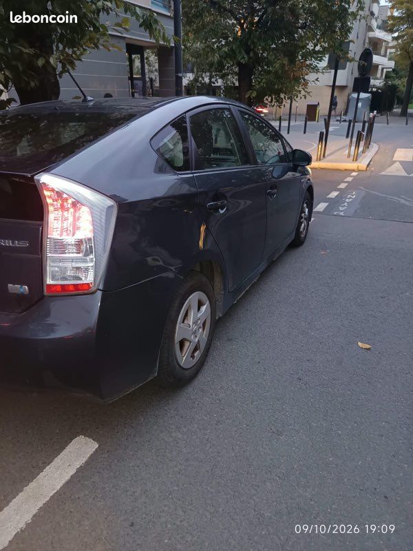 Toyota prius 3 (image 2)