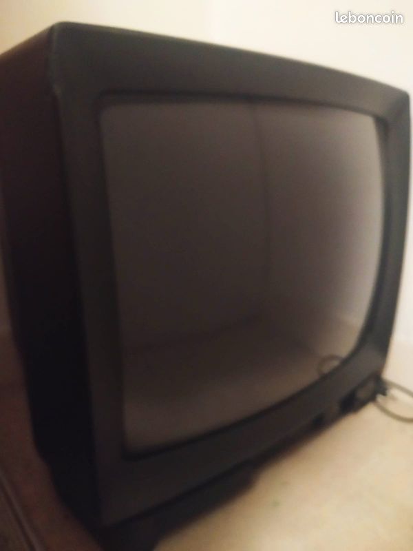3 téléviseurs à tube cathodique de différentes tailles (image 1)