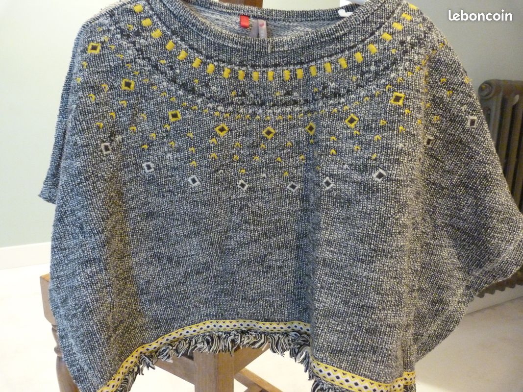 Poncho (image 1)