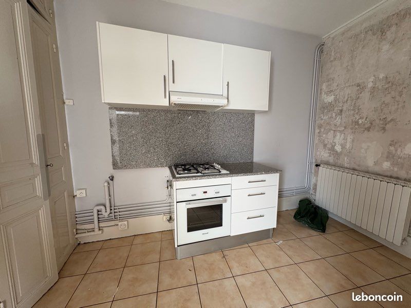 Cuisine équipée complète avec four, plaque gaz, hotte et crédence en marbre (image 1)