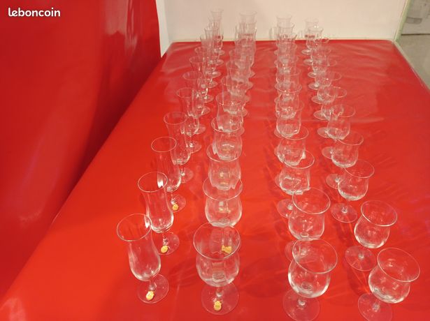 Lot de 4 verres à vin sur pied forme tulipe motifs volutes et croix – Hello Broc