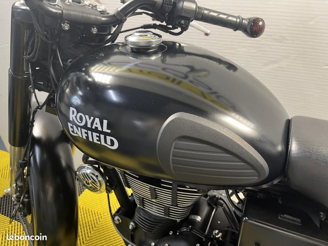 Royal Enfield CLASSIC 500 STEALTH BLACK MY19 (image 4)