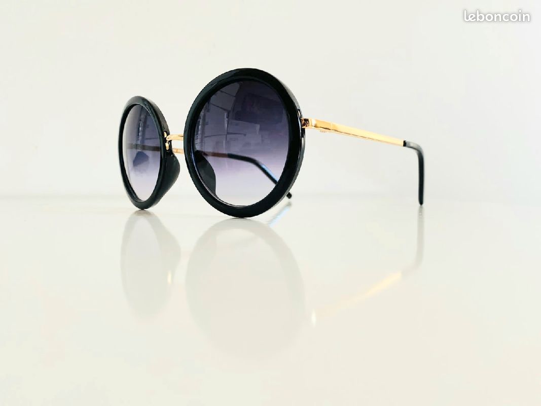 Lunette de soleil femme ronde noire et dorée UV protection