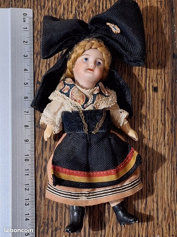 Petite poupée ancienne mignonnette - En porcelaine - Collection