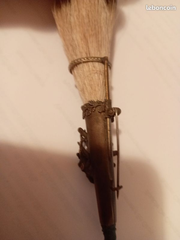 Broche Houpette De Chasse Saint Hubert - Argenté, Thème Folklore, Bon état Avec Usures D'usage