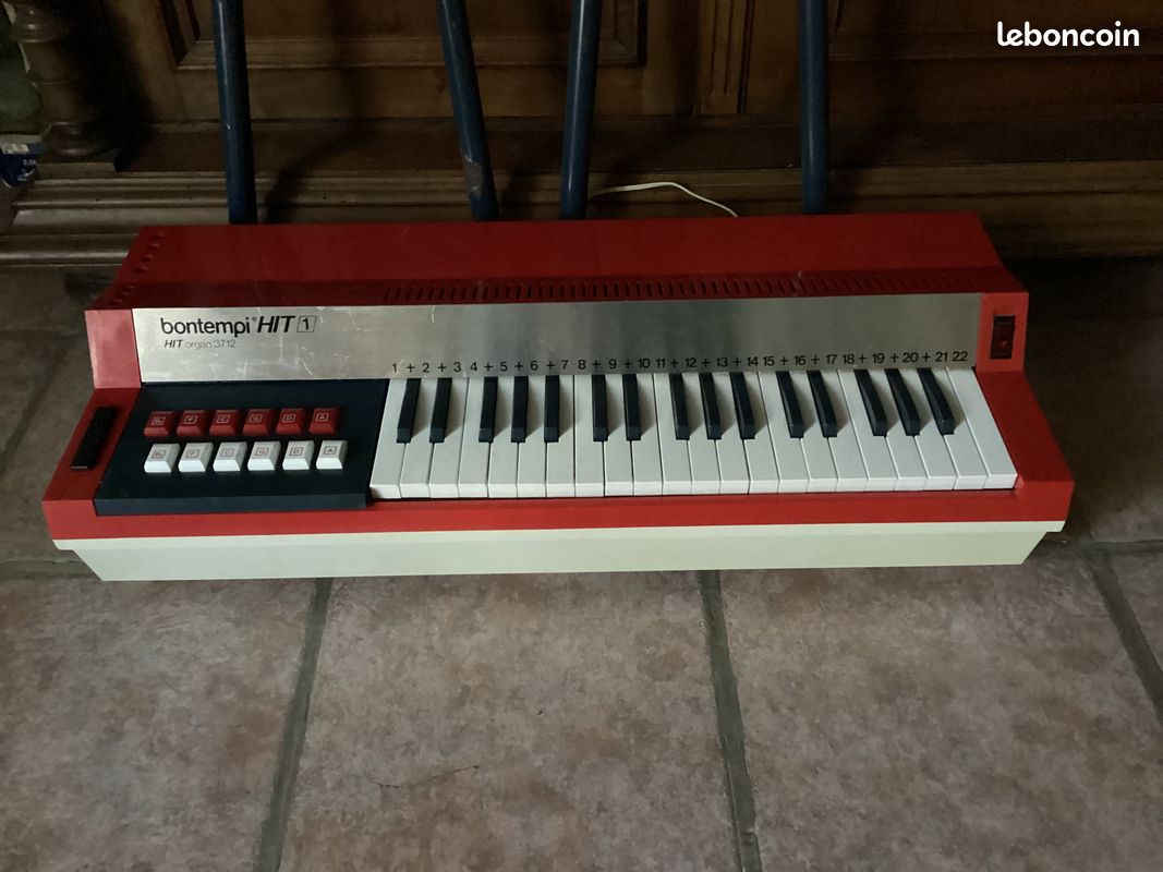 Clavier Bontempi 31 Touches – Avec Micro, Tabouret, 4 Pads Batterie, 8 Sons, 7 Rythmes – Méthode 7 Notes 7 Couleurs – Dès 3 Ans