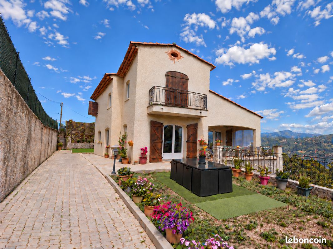 Maison 4 pièces 165 m² · à Saint-Laurent-du-Var · 165 m² · 560 000 €