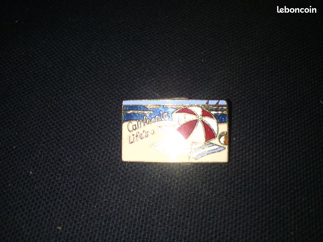 Broche émaillée Bad Beach - Multicolore - Neuf Avec étiquettes - Pin's Décoratif