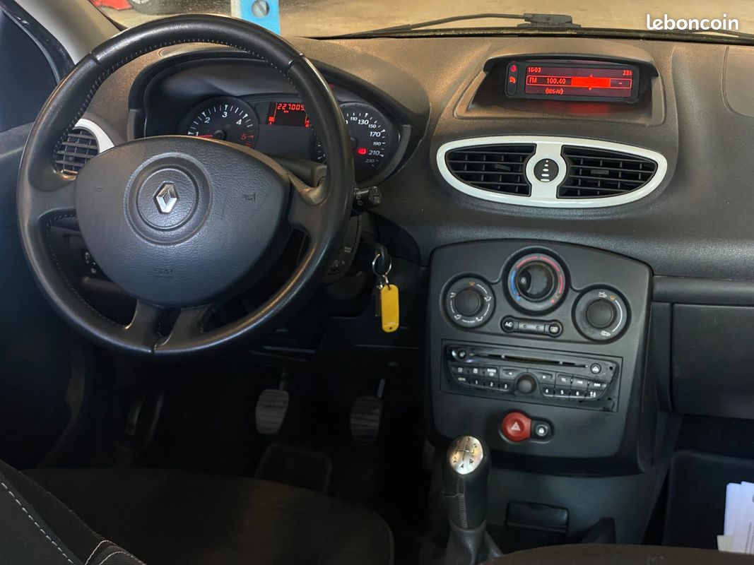 Renault CLIO III 1.5 dCi eco2 75 cv Yahoo / Climatisation / Commandes au volant / Téléphone connecté (image 7)