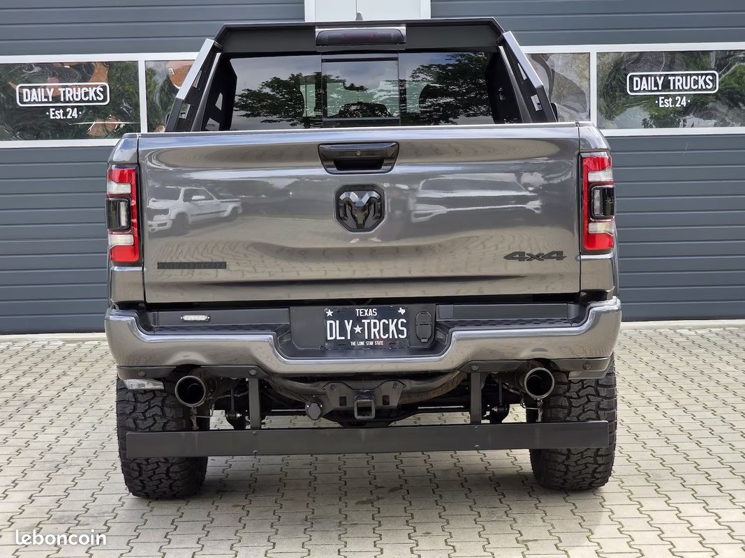 Dodge RAM 1500 Big Horn Night Edition 5.7 HEMI eTorque 401 ch 4x4 – Lift 9” – Uconnect 12” – 35” (image 3)