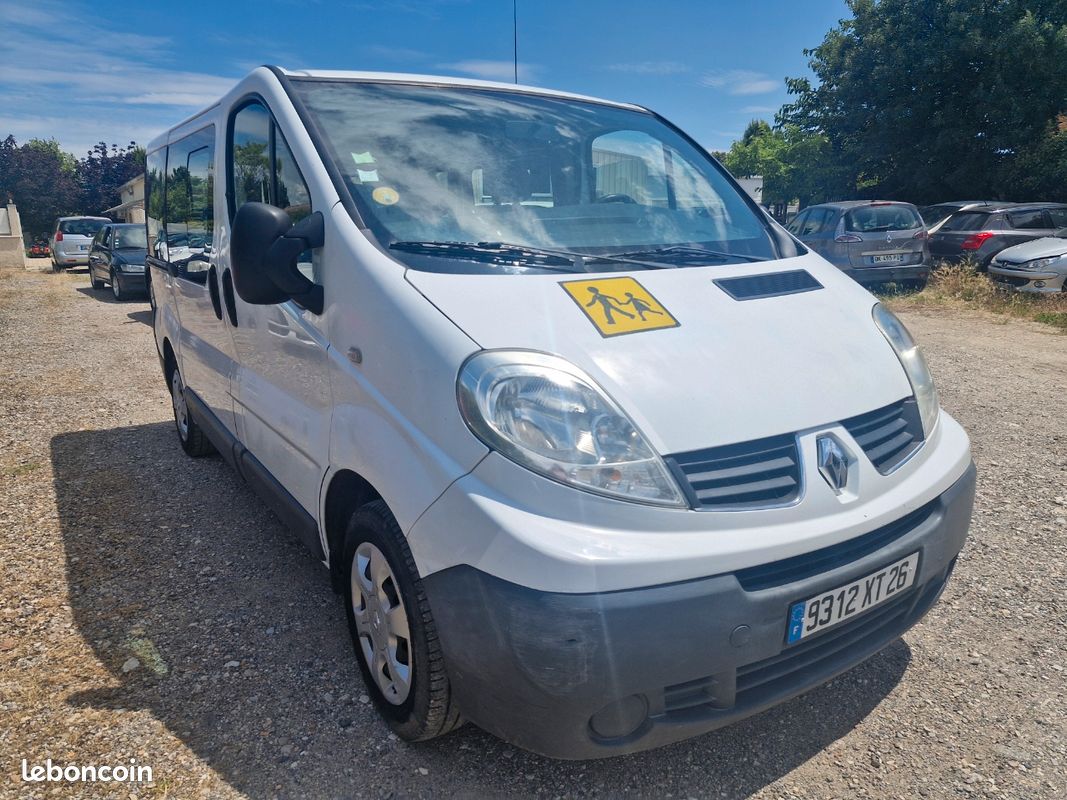Renault trafic 2l dci 90ch 9 places 1er main ATTELAGE (image 3)