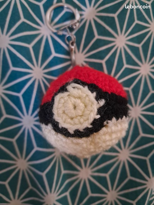Porte-clé Pokéball au crochet fait main (image 2)