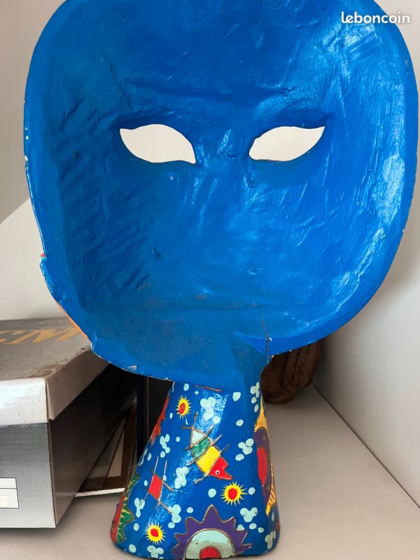Masque en bois sur pied coloré (image 2)
