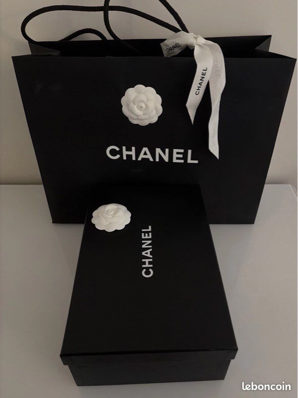 Boite es sac cartonné camelia ruban chanel (image 3)