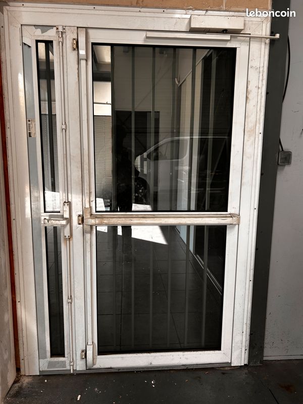 Porte vitrée avec barreaux (image 2)
