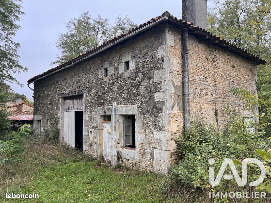 Maison 2 pièces 83 m² · à Blanzay · 83 m² · 35 000 €