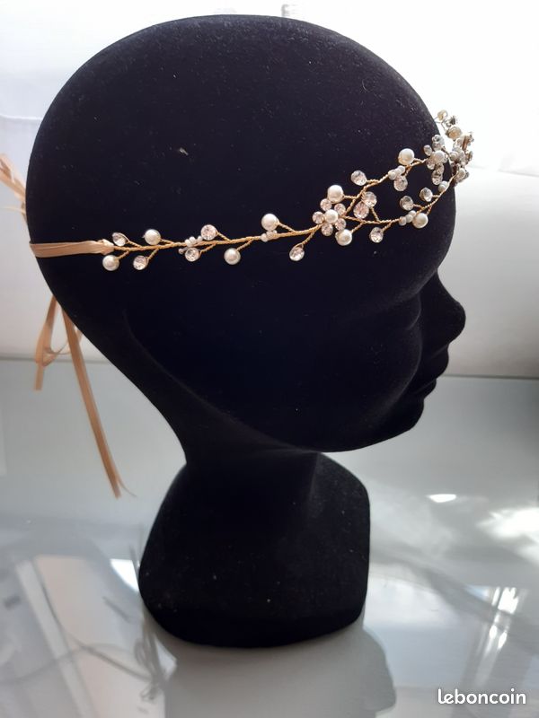 Suspension chignon en strass argenté et perles blanches fil doré (image 2)