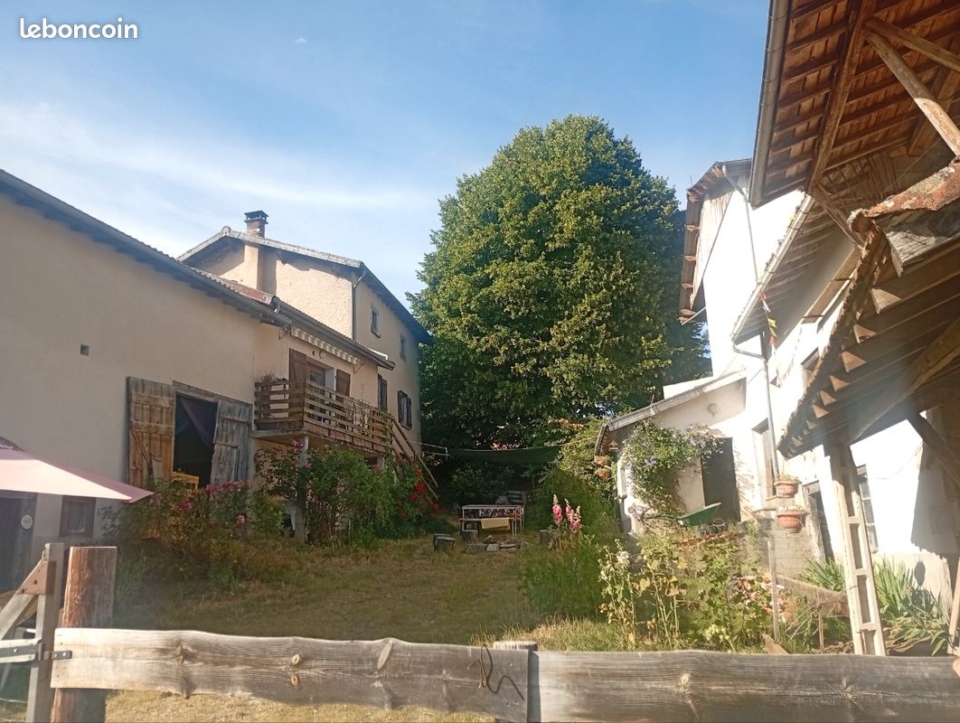 Maison 8 pièces 150 m² · à Vertolaye · 150 m² · 140 000 €