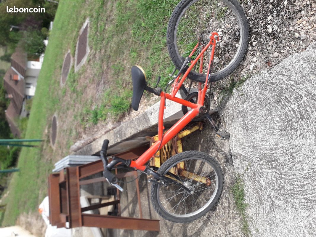 Vélo rouge (image 1)