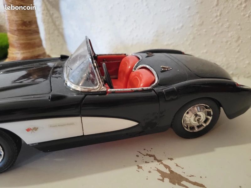 La Chevrolet Corvette 1957 en voiture miniature par Burago au 1/24e