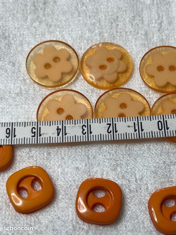 Lot De 15 Boutons Vintage Lumineux Petits Orange - Trous 1.2 Cm - Réf 5284 - Occasion