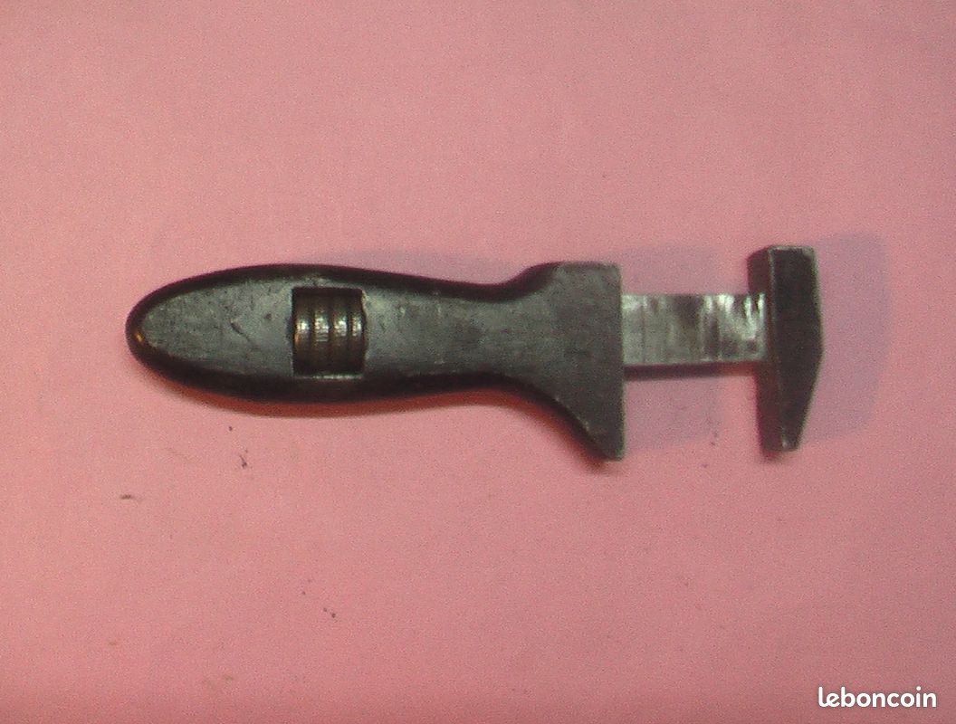 Petite clef à molette (image 1)