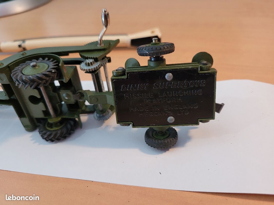 gros lot de 22 DINKY TOYS militaires vintage en l'état