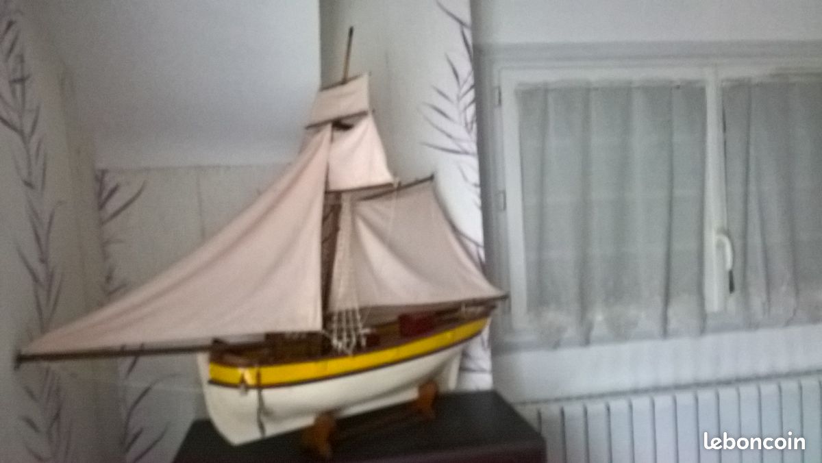 Grande maquette de bateau; le renard (image 1)