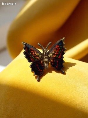 Broche fantaisie vintage en métal doré à restaurer