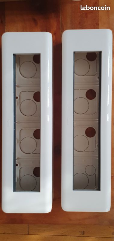 Kit complet avec cadre en saillie Legrand Mosaic pour 10 modules étroits ou 5 postes standards (image 1)