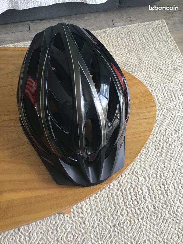Casque vélo adulte de marque Nakamura couleur rouge et noire