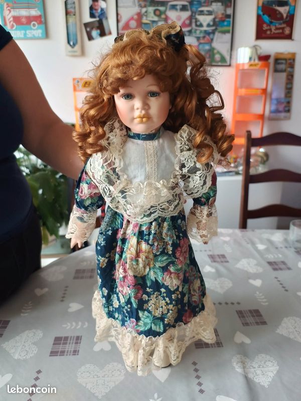Poupée Porcelaine rousse bouclée robe verte moirée : La boutique des poupées