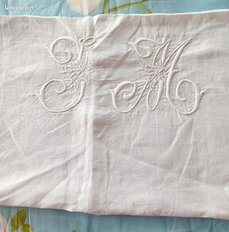 Housse oreiller ou coussin avec très beau monogramme JM entièrement brodé mains (image 2)