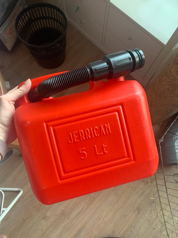 Jerrycan en plastique bidon essence 5L rouge