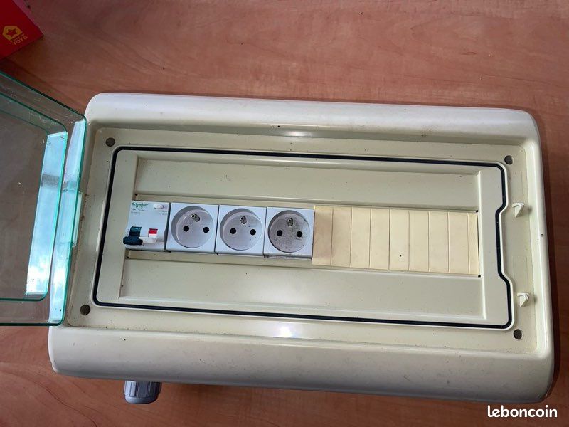 Coffret électrique étanche IP65 Schneider avec 3 prises – 38 × 24 × 14 cm (image 2)