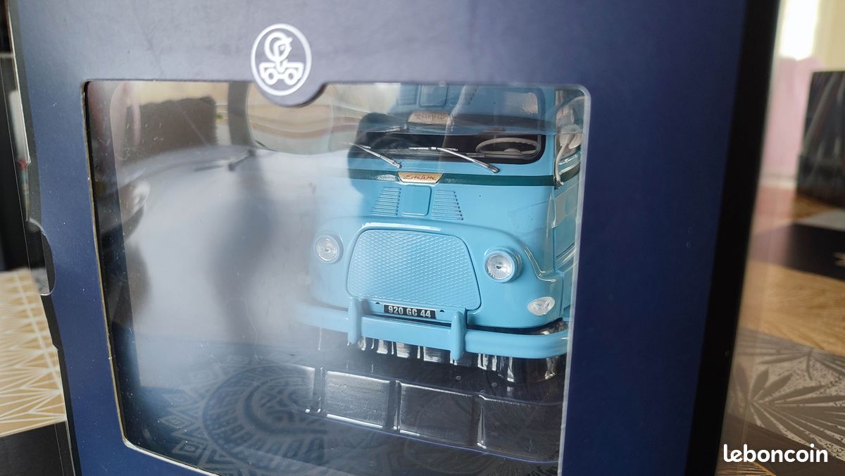 Renault estafette microcar 60 bordeaux vitrée et avec toit surélevé