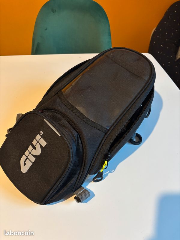 Sacoche De Réservoir Moto GIVI EA138 Universelle 6L - Noir - Fixation Aimants Et Sanglies - Poche Smartphone