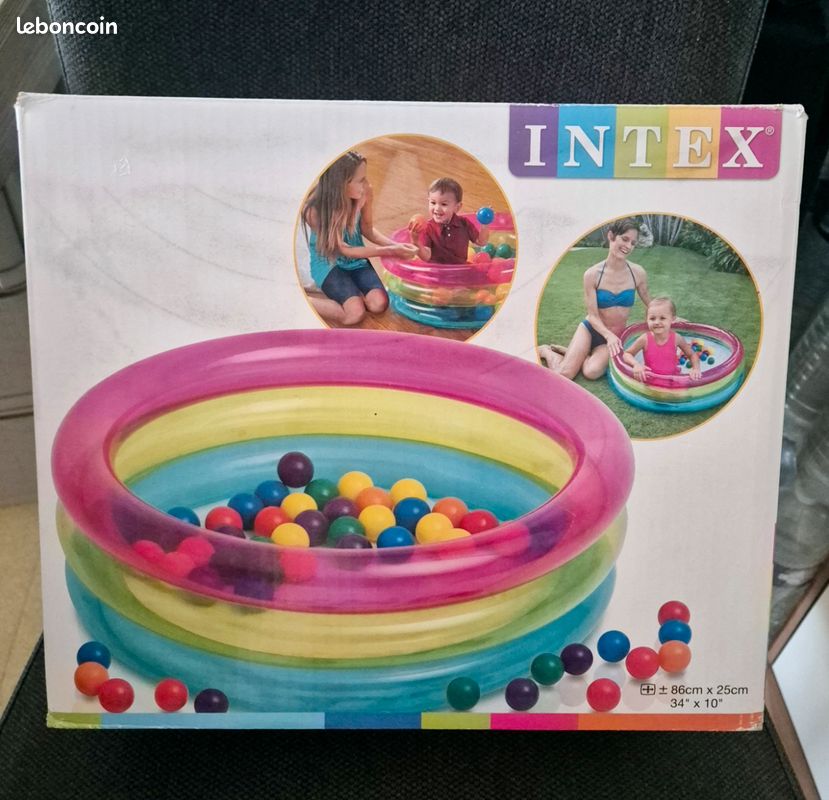 Petite piscine eau+balles (image 1)