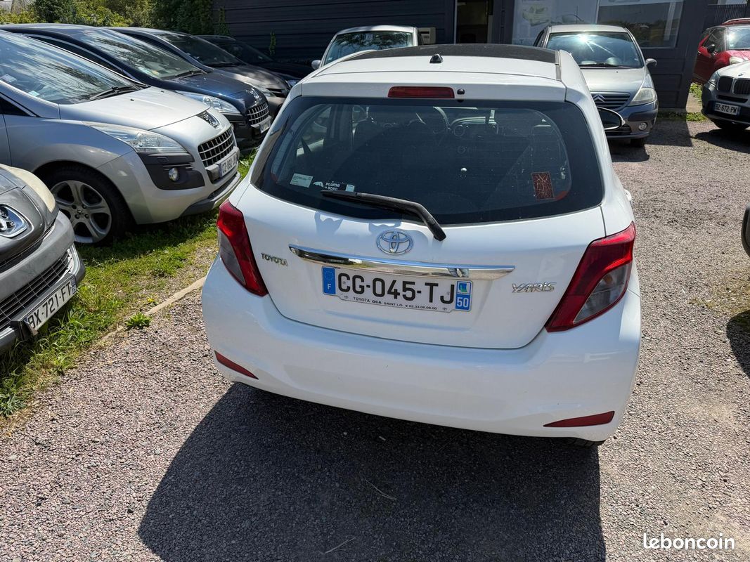 Toyota yaris d-4d pack design couleur blanc nacre (image 3)