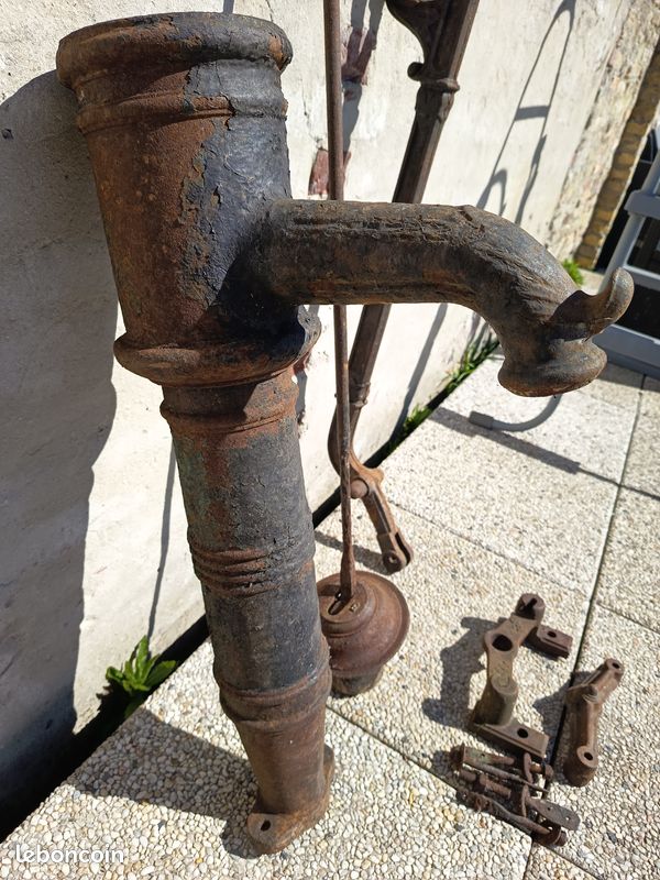 Ancienne pompe à eau manuelle (image 1)